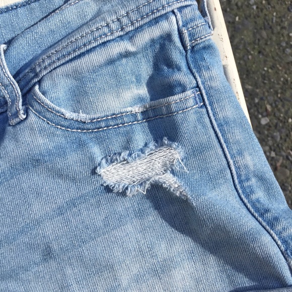 HOLLISTER - RIPPED MIDI SHORTS - Picture 3 of 6